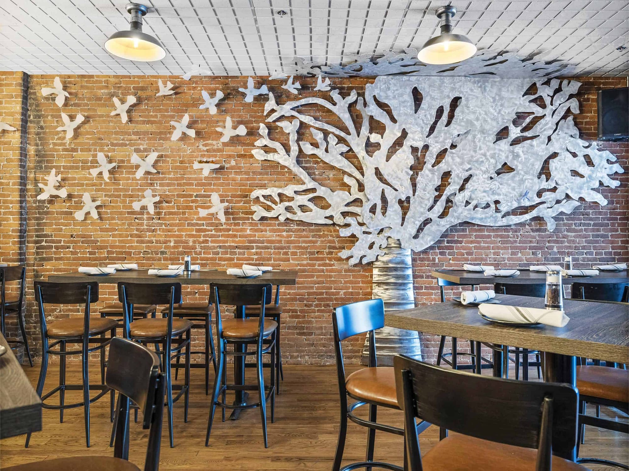 7 South Bottle + Kitchen - Photo Interior - Tables Facing Tree Design